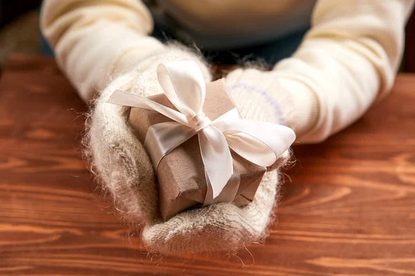 Manos Sosteniendo Caja Regalo Hecha Mano Primer Plano — Foto de Stock