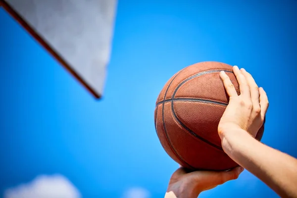 Homem Segurando Bola Basquete Close — Fotografia de Stock