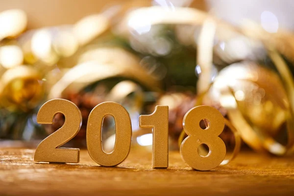 Nieuwjaar Decoratieve Cijfers 2018 Met Kerstversiering Houten Tafel — Stockfoto