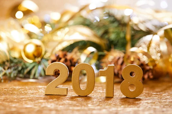 Nieuwjaar Decoratieve Cijfers 2018 Met Kerstversiering Houten Tafel — Stockfoto