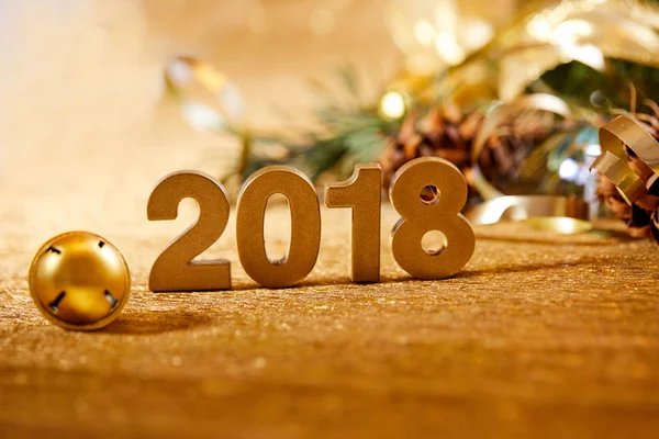 木製のテーブルのクリスマスの装飾付きの新年装飾数字 2018 — ストック写真