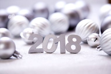 Yeni yıl dekoratif sayılar 2018 Noel gümüş toplar