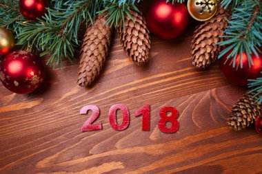 Noel çelenk kırmızı ve altın top, yeni yıl ve Noel kavramı ile 