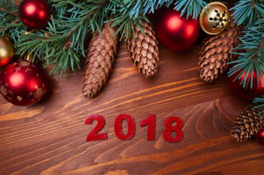 Noel çelenk kırmızı ve altın top, yeni yıl ve Noel kavramı ile 