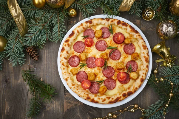 Boże Narodzenie Pizza Igły Świerkowe Białym Talerzu — Zdjęcie stockowe