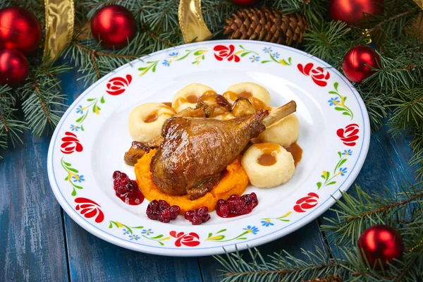 Geroosterde Turkije Been Met Pompoen Puree Plaat Kerst Decoraties — Stockfoto