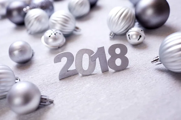 Yeni Yıl Dekoratif Sayılar 2018 Noel Gümüş Toplar — Stok fotoğraf