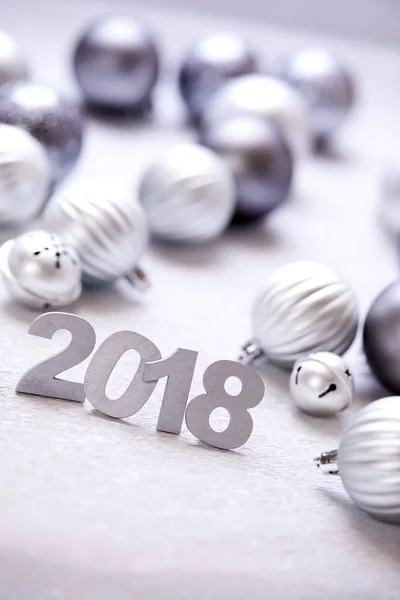 Nový Rok Dekorativní Číslice 2018 Stříbrná Vánoční Koule — Stock fotografie