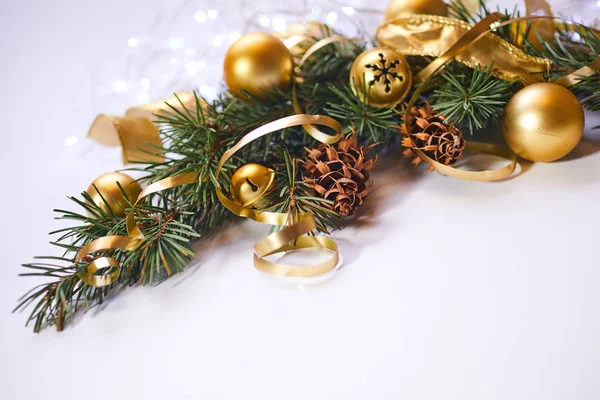 Christmas Tree Branch Met Gouden Ballen Linten Nieuwjaar Kerstmis Concept — Stockfoto