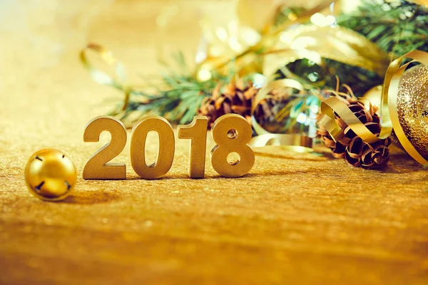 Nieuwjaar Decoratieve Cijfers 2018 Met Kerstversiering Houten Tafel — Stockfoto