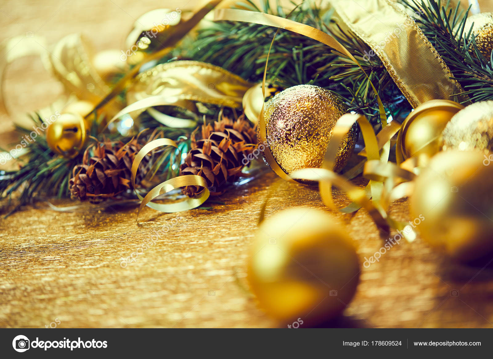 Ramo Árvore Natal Com Bolas Douradas Fitas Ano Novo Conceito fotos, imagens  de © strelok #178609524