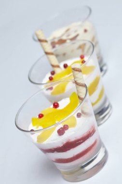 Gözlüklü, meyve ile şekerli tatlı yakın çekim 