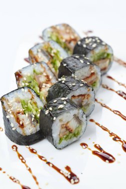 Beyaz arka plan üzerinde izole lezzetli taze sushi