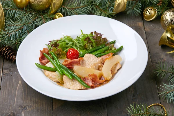 Huhn Mit Gemüse Auf Weißem Teller Nahaufnahme — Stockfoto