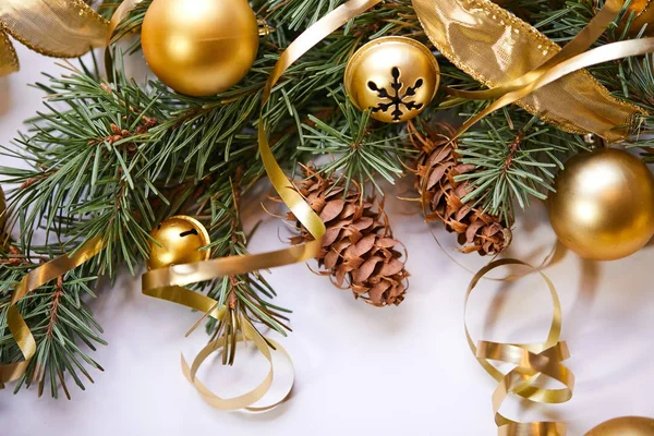 Vánoční Strom Větev Zlaté Koule Stuhy Koncept Nový Rok Vánoce — Stock fotografie