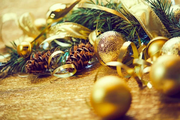 Noel Ağacı Dalı Altın Top Kurdeleler Yeni Yıl Noel Kavramı — Stok fotoğraf