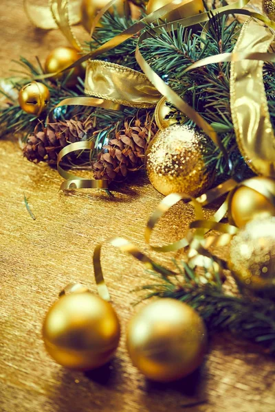 Boże Narodzenie Drzewo Gałąź Złote Kule Wstążkami Boże Narodzenie Nowy — Zdjęcie stockowe