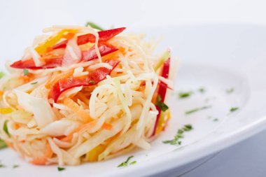 lahana salatası beyaz tabakta yakın çekim  