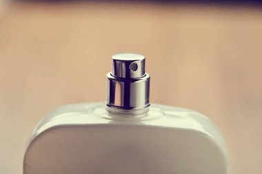 kozmetik şişe parfüm bej renkli arka plan üzerinde 