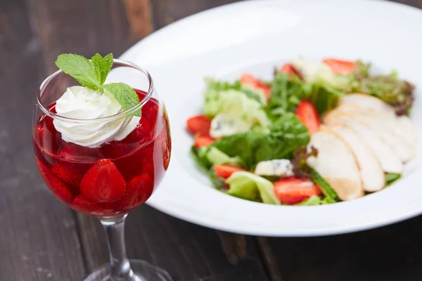 Insalata Con Pollo Dolce Dessert Bacche Bicchiere Vino — Foto Stock