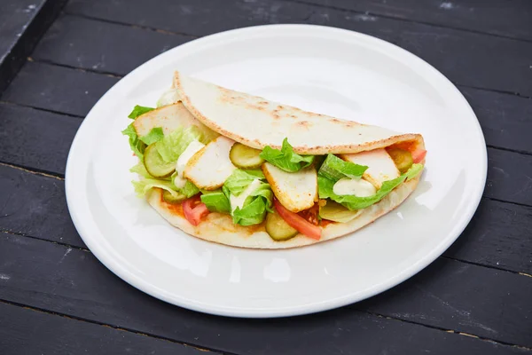 肉と白い皿の上の野菜サンドイッチ ラップ — ストック写真