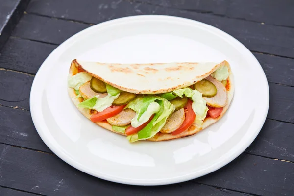 Sandwich Wrap Mit Fleisch Und Gemüse Auf Weißem Teller — Stockfoto