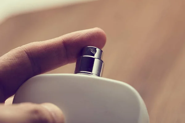 Parfüm Kozmetik Şişe Tutan Erkek — Stok fotoğraf