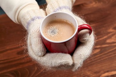 sıcak kahve tutan mittens elinde