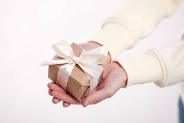 el yapımı holding eller hediye kutusu, yakın çekim