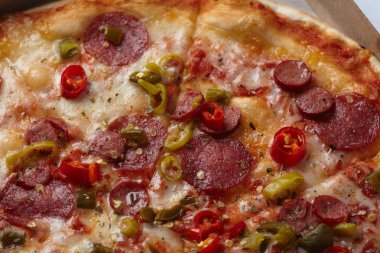 Beyaz kutu içinde sıcak lezzetli pizza