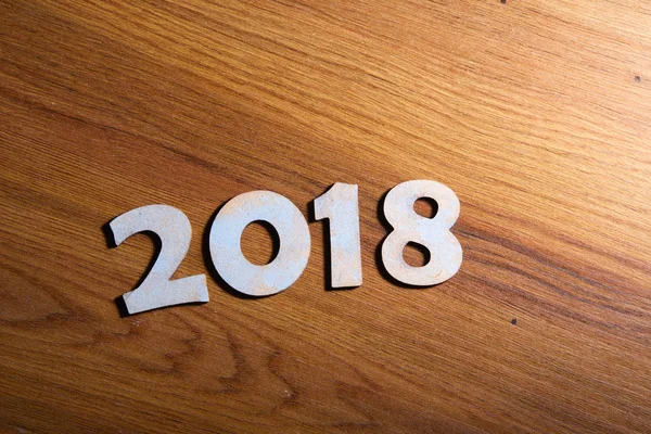 Декоративные цифры 2018 года на деревянном столе — стоковое фото