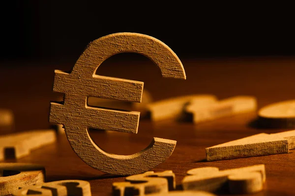 Zahlensatz Und Währungssymbole Auf Holztisch — Stockfoto