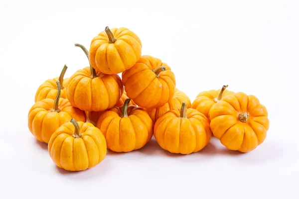 Pequeñas Calabazas Anaranjadas Aisladas Sobre Fondo Blanco — Foto de Stock