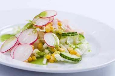 Bahar salatası beyaz tabağında, yakın çekim  