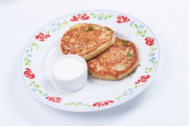 Beyaz tabakta ekşi kremalı patates gözlemesi yakın çekim  