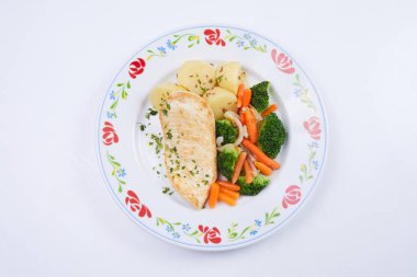 Beyaz tabakta Sebzeli tavuk yakın çekim  