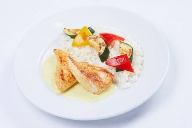 Beyaz tabakta pilavlı tavuk yakın çekim  