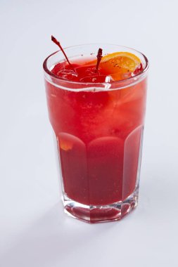 taze yaz limonata beyaz arka plan üzerinde izole cam 