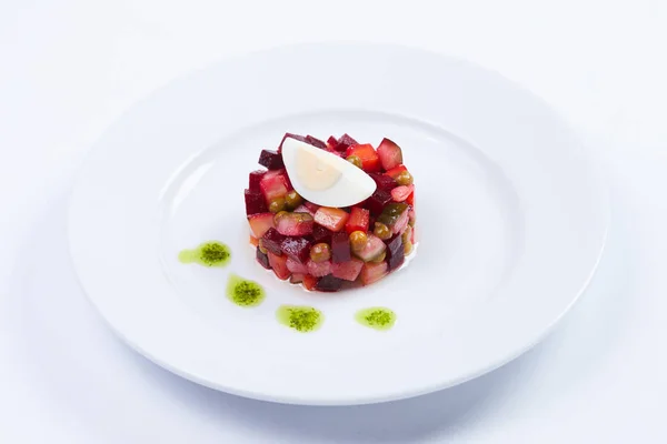 Rote Bete Salat Auf Weißem Teller Nahaufnahme — Stockfoto