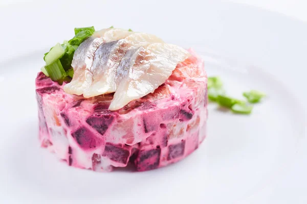 鲱鱼沙拉在白色盘子 — 图库照片