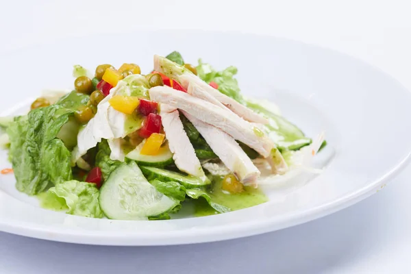 Salat Mit Huhn Auf Weißem Teller Nahaufnahme — Stockfoto