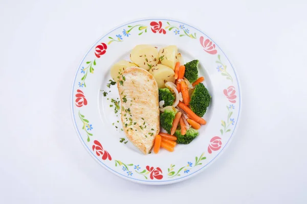 Pollo Con Verduras Plato Blanco Primer Plano — Foto de Stock