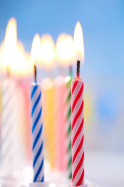 Renkli doğum günü mumları