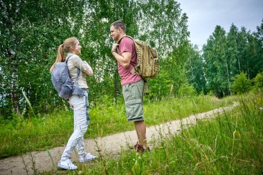 Yaz çayır, güneşli bir gün içinde iki gezginler