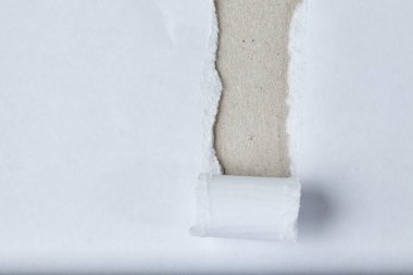 Beyaz yırtık kağıt kaydırma, yakın çekim