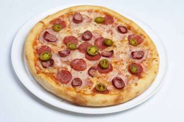  Beyaz arka plan üzerinde izole sıcak lezzetli pizza ile beyaz plaka