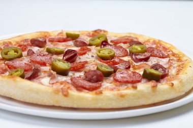  Beyaz arka plan üzerinde izole sıcak lezzetli pizza ile beyaz plaka