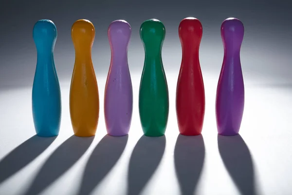 Gölgeler Gri Arka Plan Üzerinde Renkli Plastik Cips — Stok fotoğraf