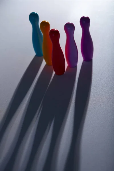 Coloridos Bolos Plástico Con Sombras Sobre Fondo Gris — Foto de Stock
