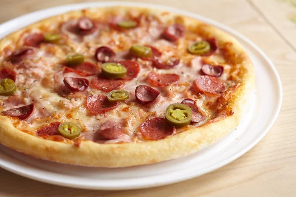 Vit Tallrik Med Varm Välsmakande Pizza Isolerad Vit Bakgrund — Stockfoto